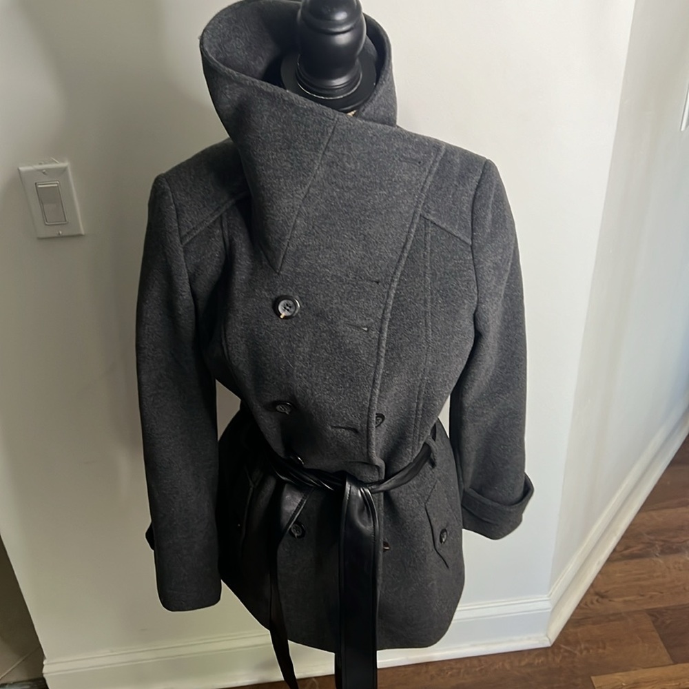 Saks - Picture 3 of 13